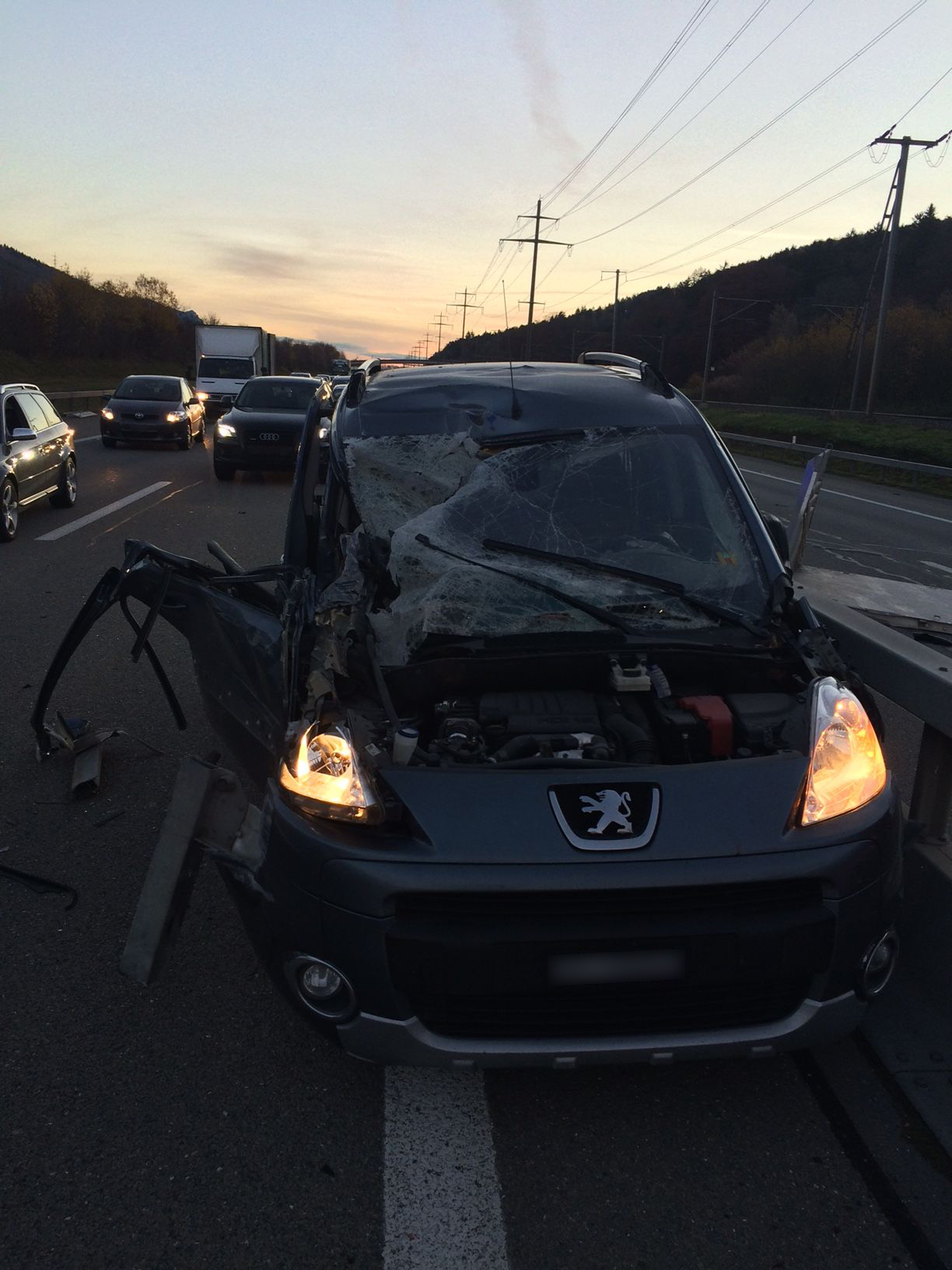 Als Folge des Unfalls kam es zu Verkehrsbehinderungen (Bild: Kapo Bern, anonymisiert)